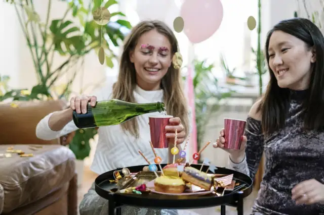 Wieczór tematyczny w domu – jak stworzyć klimat bez wyjścia z mieszkania?