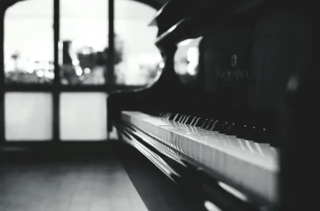 Muzyka w kasynach – od salonów Monte Carlo po playlisty algorytmów w kasynach online