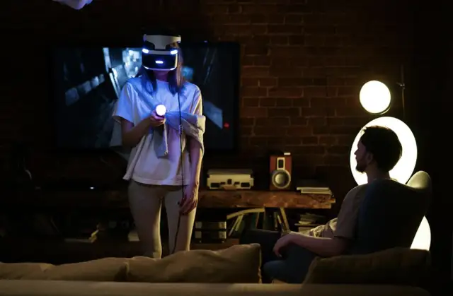 Inteligentny dom i cyfrowa rozrywka – jak nowe technologie zmieniają sposób spędzania czasu w mieszkaniu