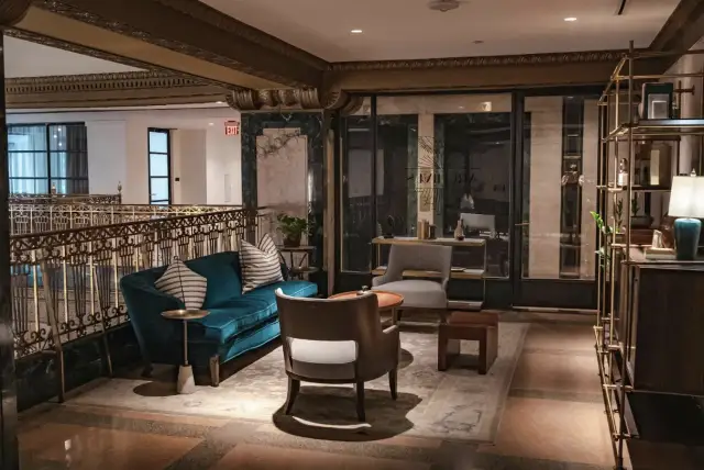 Jak hotele projektują strefy relaksu i rozrywki dla gości – od SPA do cyfrowej oferty