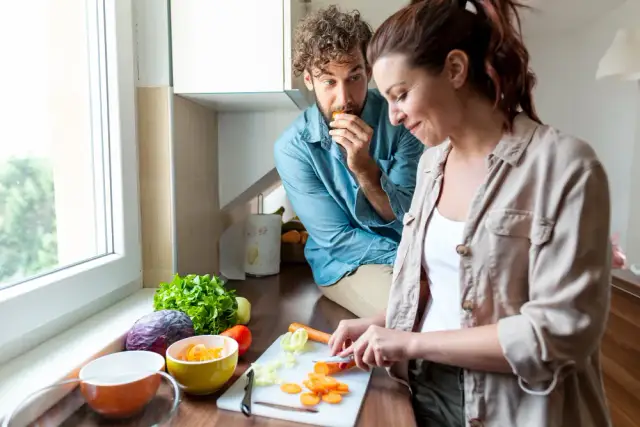 Szybka kuchnia na redukcji - jak gotować w 15 minut i nie wpaść w „pustą” kaloryczność
