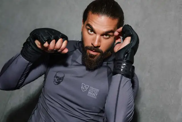 Spodenki do MMA i legginsy kompresyjne. Jak dół stroju wpływa na dynamikę kopnięć i bezpieczeństwo w oktagonie?