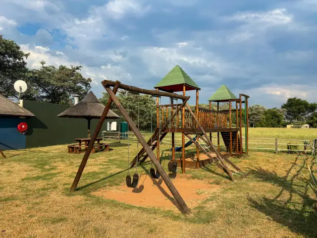 Plac zabaw dla dzieci – jakie urządzenia rozwijają koordynację i sprawność ruchową?