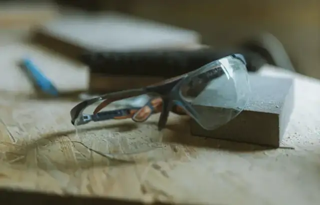 Okulary ochronne korekcyjne – jakie normy i parametry mają znaczenie?