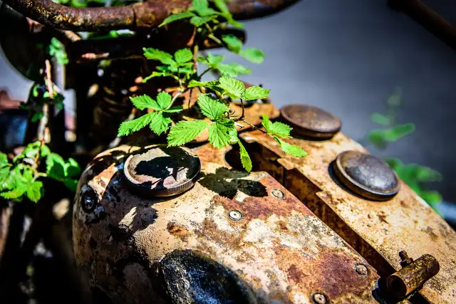 Zapieczone śruby, zacinające zawiasy, wilgoć w kłódce – kiedy i jak używać multi-penetrantu?