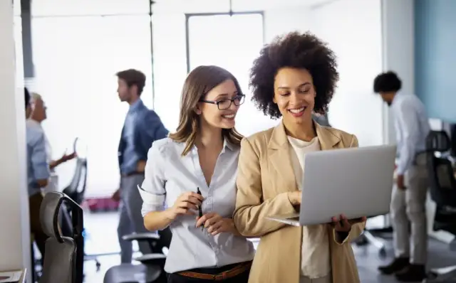 Marketing naukowy: jak uczelnie budują swój wizerunek w przestrzeni cyfrowej