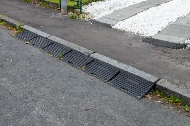 Solidna baza pod Twoje auto. Dlaczego warto wybrać najazdy z drugiej ręki?