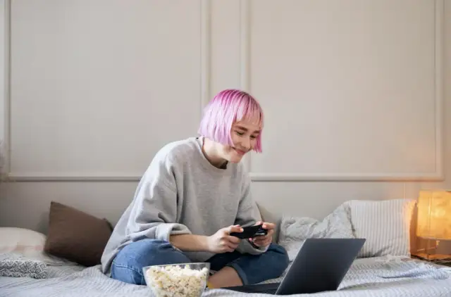Dlaczego ludzie coraz częściej wybierają rozrywkę online zamiast offline