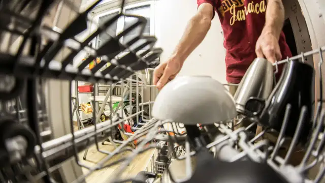 Zmywarka gastronomiczna uniwersalna - kiedy warto wybrać wszechstronne rozwiązanie?