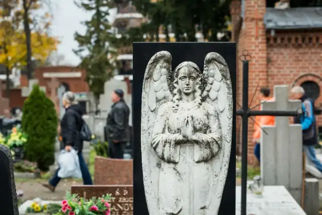 Czy msza 1 listopada jest obowiązkowa? Poznaj ważne informacje i tradycje