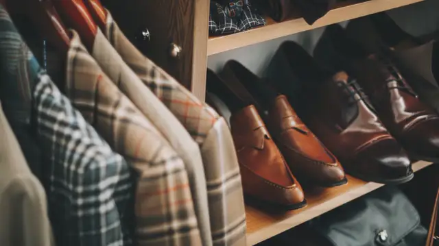 Jasna marynarka męska: jak nosić ją z klasą? Oto poradnik stylizacji