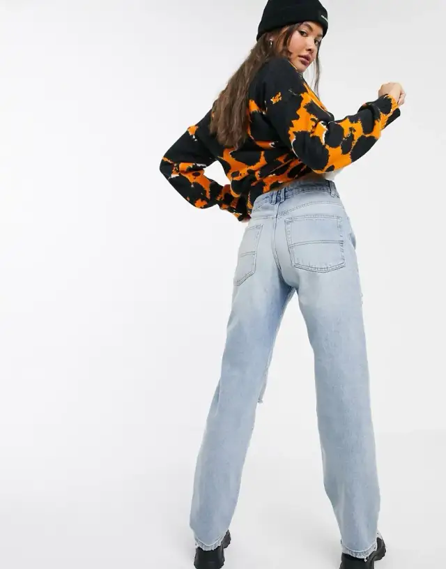 Jeansy z dziurami w stylu lat 90 - odkryj modne inspiracje i stylizacje