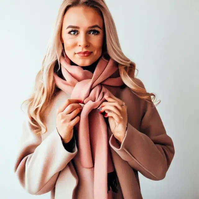 Jak wiązać szalik do płaszcza – proste sposoby na stylowy i praktyczny wygląd