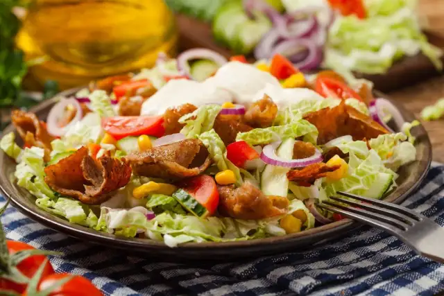 Jak zrobić sałatkę z gyrosa - prosty przepis na pyszne danie