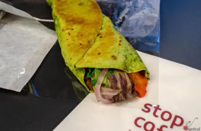 Falafel w tortilli: Ile kalorii ma to popularne danie?