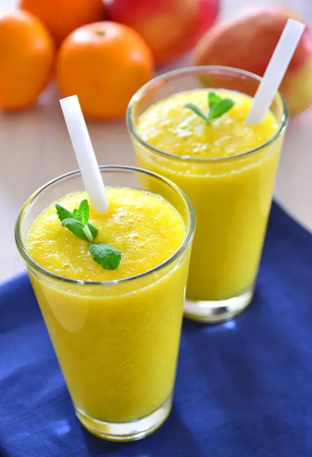 Co to jest smoothie owocowe i dlaczego warto je pić? Składniki i korzyści