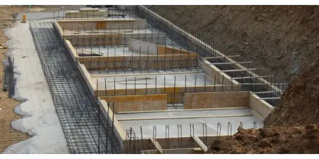 Z czego zrobić fundament pod szklarnię – uniknij kosztownych błędów