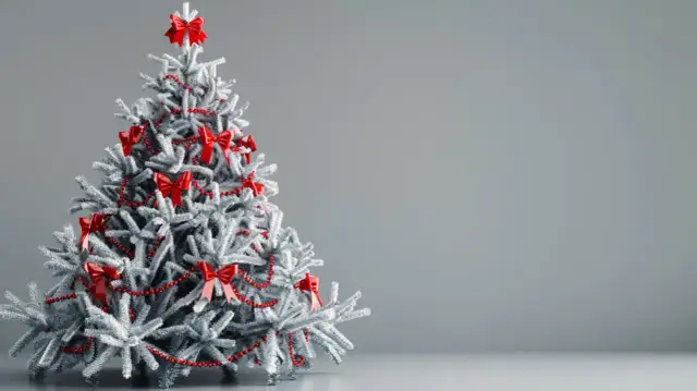 Czerwono-srebrna choinka: Energetyczny look na święta