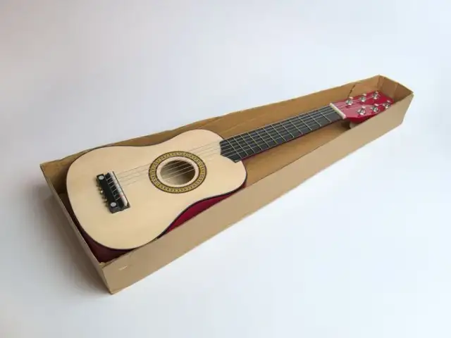 Jak zapakować gitarę do wysyłki, aby uniknąć uszkodzeń i strat