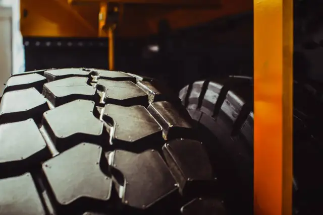 Ile kosztuje bieżnikowanie opony? Ceny, które Cię zaskoczą