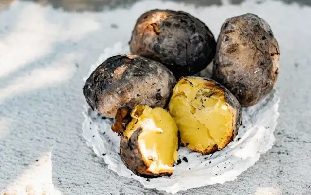 Ile czasu piec ziemniaki w ognisku, aby uniknąć niedopiekania?