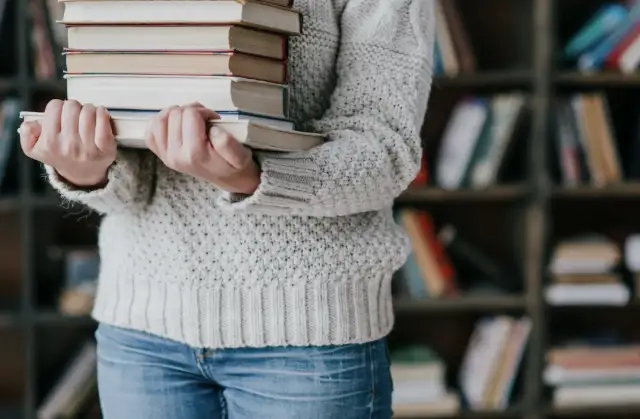 Hazard słów: jak literatura odkrywa emocje gry i ryzyka