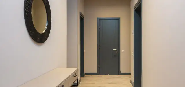 Jak układać panele w wąskim korytarzu, aby zyskać estetyczną przestrzeń