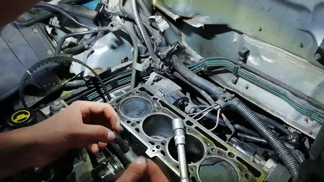 Jak skutecznie wykręcić urwaną śrubę z bloku silnika bez problemów