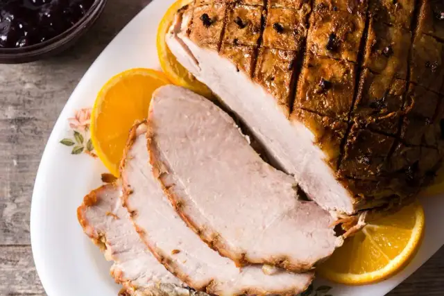 Ile piecze się szynkę w piekarniku? Poznaj czas i temperaturę pieczenia