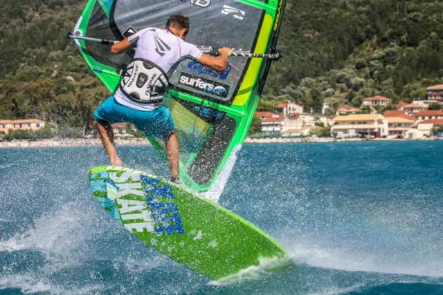 Gdzie na windsurfing w Grecji? Odkryj najlepsze lokalizacje i warunki