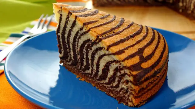 Prosty przepis na ciasto zebra z oranżadą na dużą blachę – idealne na imprezy!