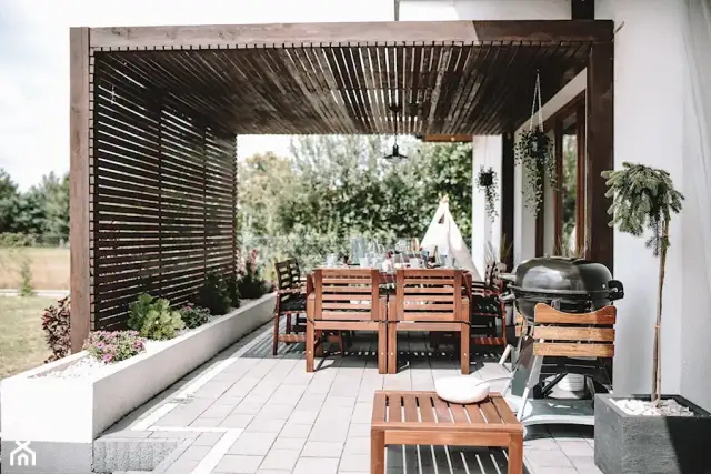 Skuteczne sposoby jak osłonić taras od wiatru: 8 sprawdzonych rozwiązań