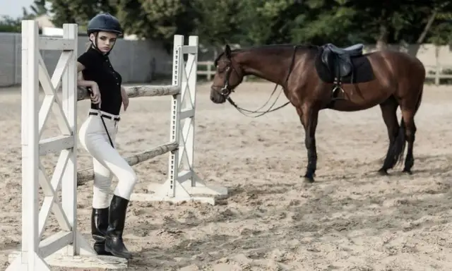 Plastron jeździecki - kluczowy element eleganckiego stroju jeździeckiego