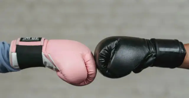 Na pięści: Jak brutalny sport zmienia życie bohaterów?