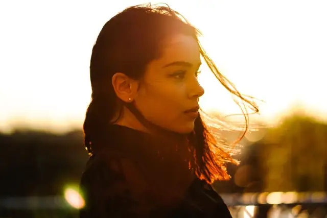 Cytaty, które poruszają serce – wzruszające myśli o miłości i odwadze