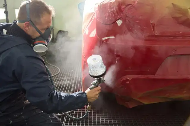 Jak skutecznie wyczyścić lakier samochodowy i uniknąć uszkodzeń – sprawdzone metody