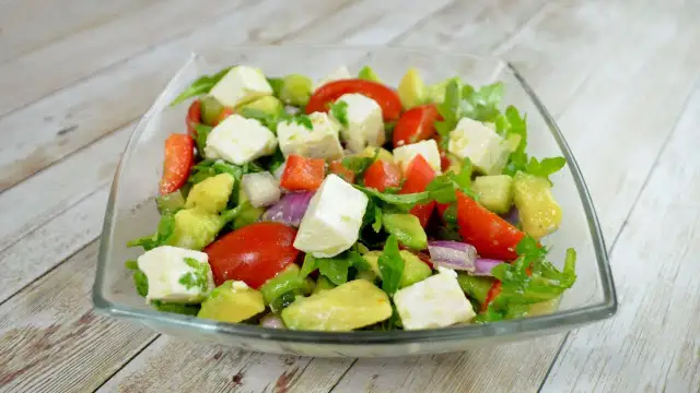 Jak zrobić sałatkę z awokado, by zachwycić smakiem i zdrowiem