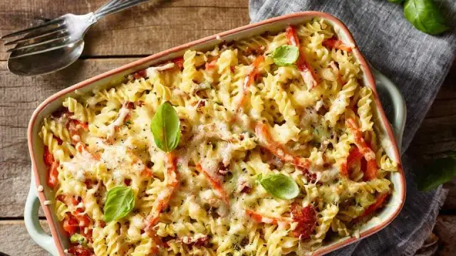 Prosta zapiekanka z cukinią i kiełbasą, która zachwyci każdego smakosza