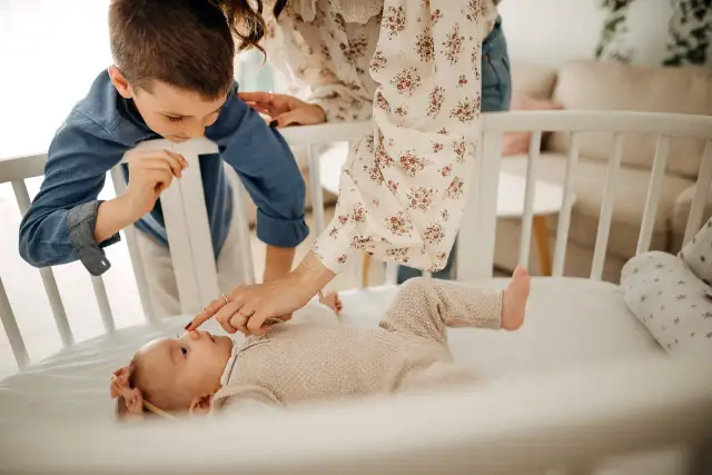 Jak zrobić łóżeczko dla dziecka - proste kroki do bezpiecznego snu