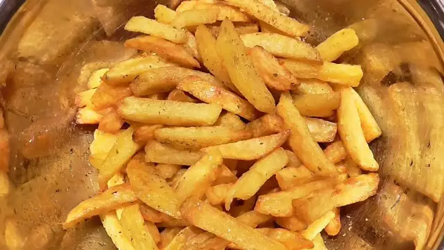 Jak usmażyć frytki na patelni, aby były chrupiące i pyszne
