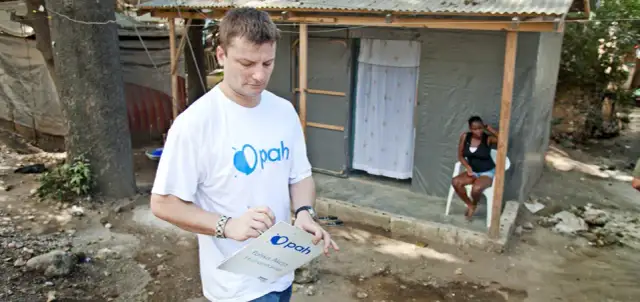 Ile zarabia pracownik humanitarny? Zaskakujące fakty o wynagrodzeniach