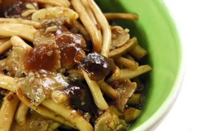 Jak zrobić sos grzybowy z opieniek - prosty przepis na pyszny smak