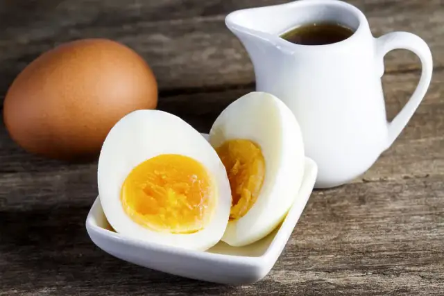 Ile gotować jajka do sałatki, aby były idealnie ugotowane?