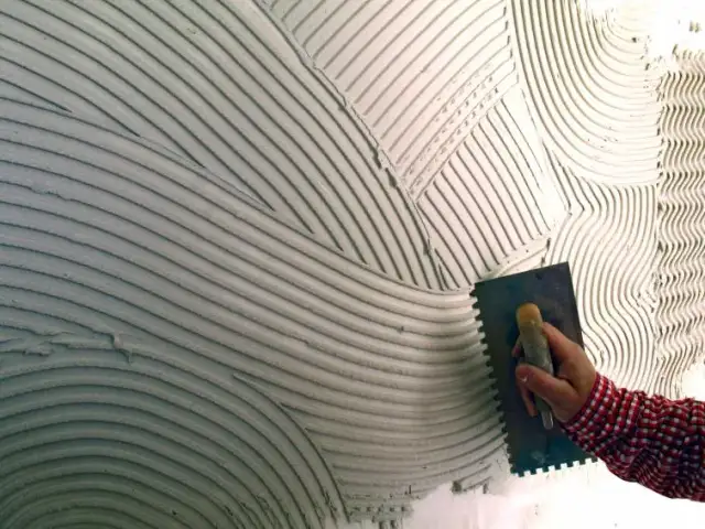 Jak zrobić tynk strukturalny z gipsu – prosty sposób na efektowne wnętrze