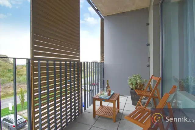 Sennik: Ktoś spada z balkonu - znaczenie i symbolika snu