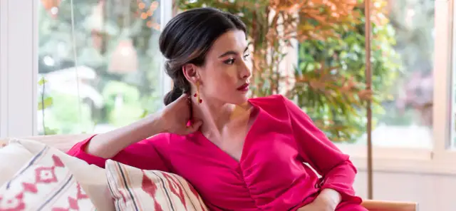 Cómo combinar un vestido fucsia para lucir espectacular en cualquier ocasión