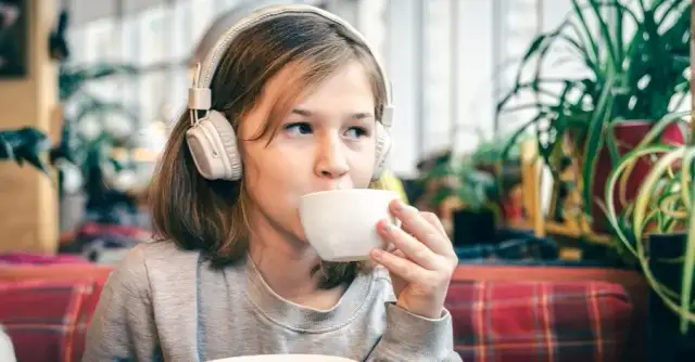 Od kiedy można pić kawę, by uniknąć zmęczenia i poprawić wydajność?