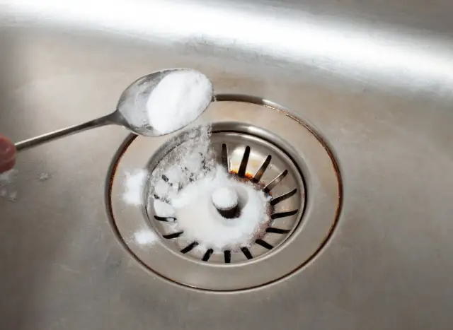 Jak wyczyścić zlew sodą i octem: proste sposoby na skuteczne czyszczenie