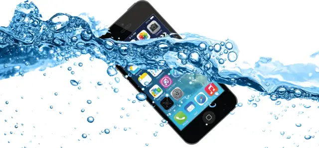 Zalany iPhone? Oto co zrobić, aby go uratować i uniknąć strat