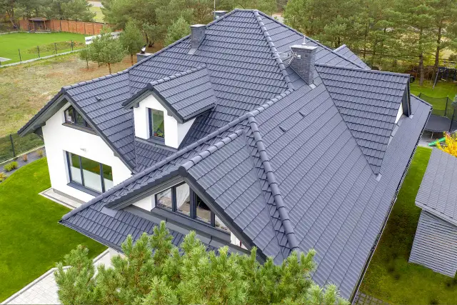 Jaką dachówkę ceramiczną wybrać, aby uniknąć błędów i zwiększyć trwałość dachu